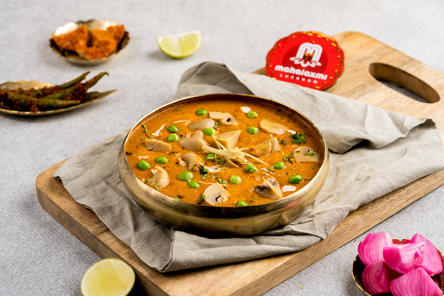 Mushroom Mutter(Brown Gravy) Per Plate