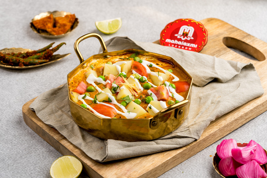 Aloo Tamatar Matar Per Plate