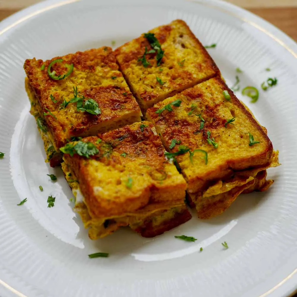 4e Egg  Omlette With Brown  Bread