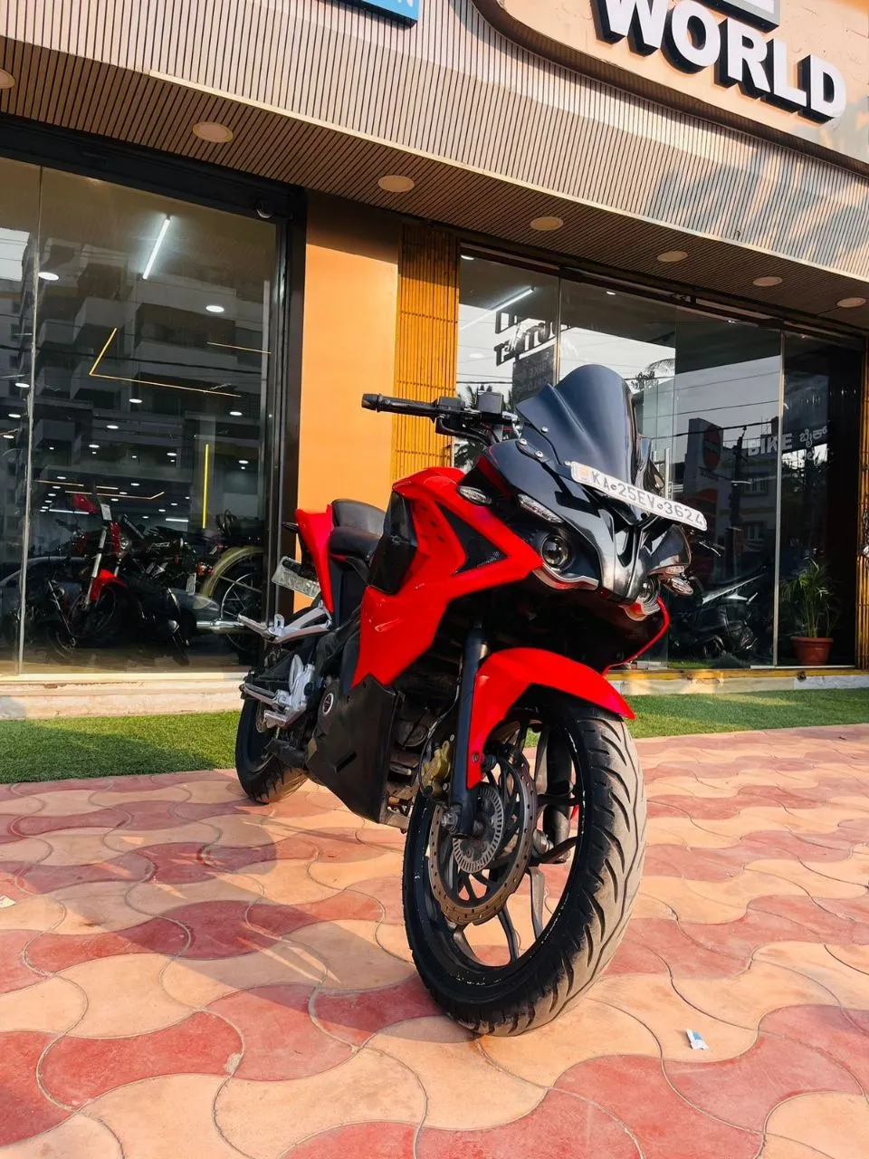 Bajaj Pulsar RS200/2016 Model view 2