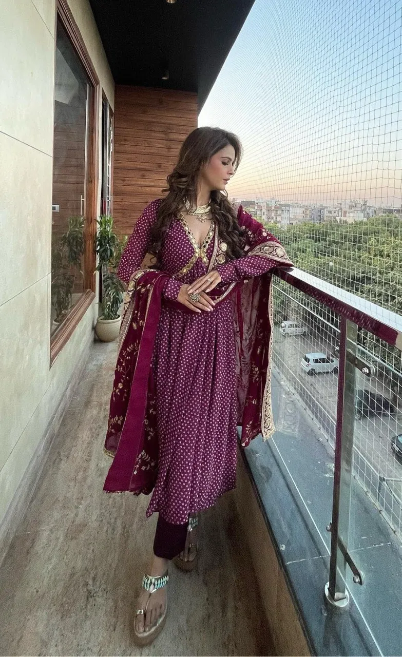 'Ruhani' Suit set view 2