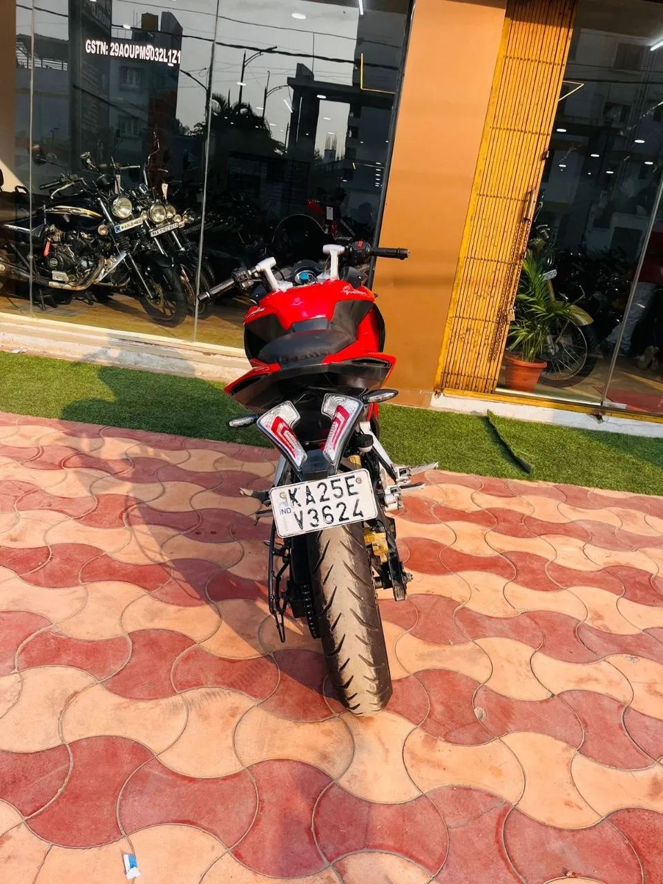Bajaj Pulsar RS200/2016 Model view 9