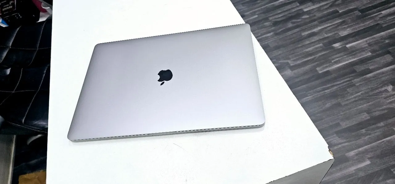 Apple MacBook A2141 Core i7 9th Generation view 2