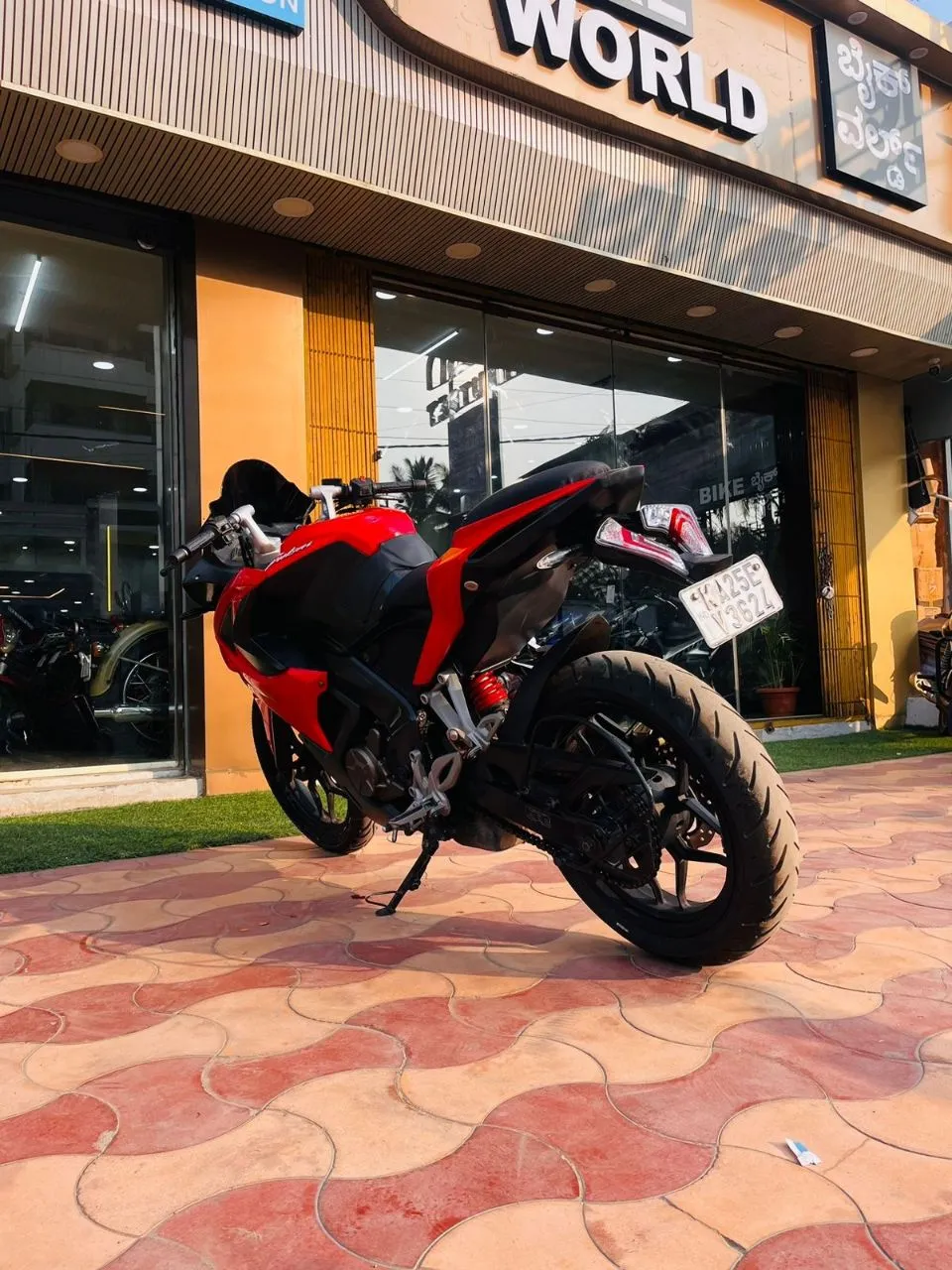 Bajaj Pulsar RS200/2016 Model view 7