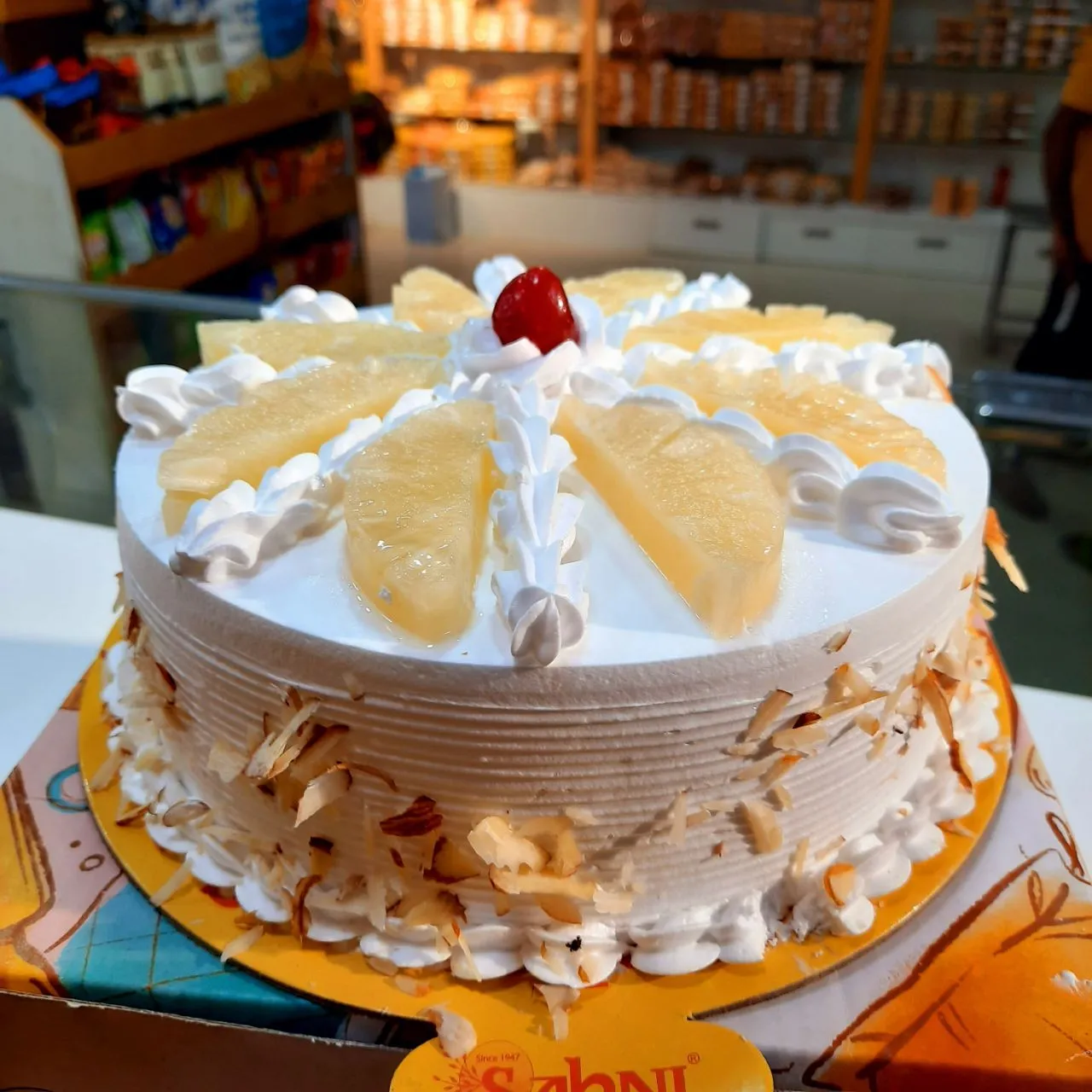 Royal Pineapple Cake 1Pound
