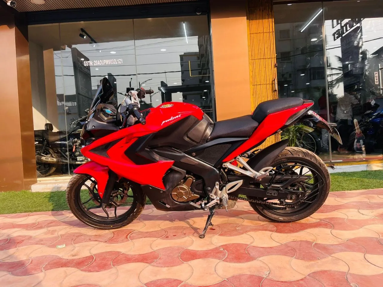 Bajaj Pulsar RS200/2016 Model view 5