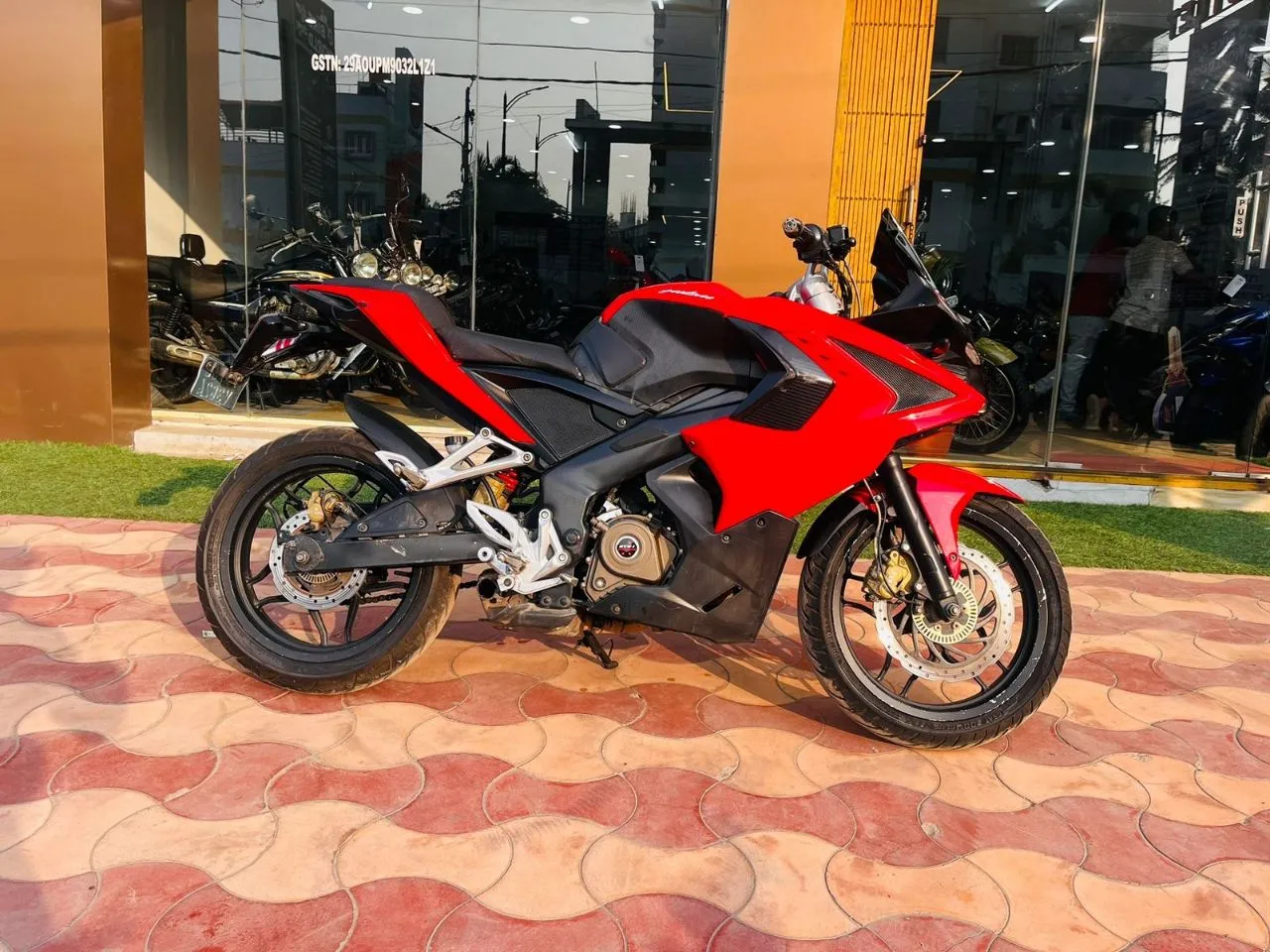 Bajaj Pulsar RS200/2016 Model view 6