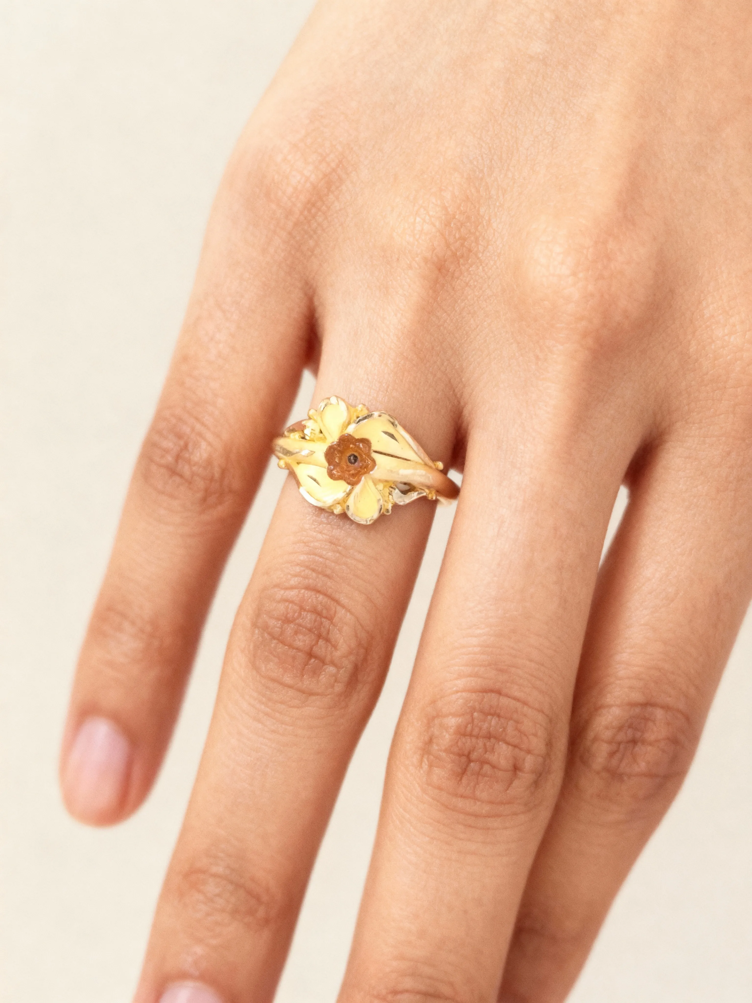 18K Gold Flower Motif Ring