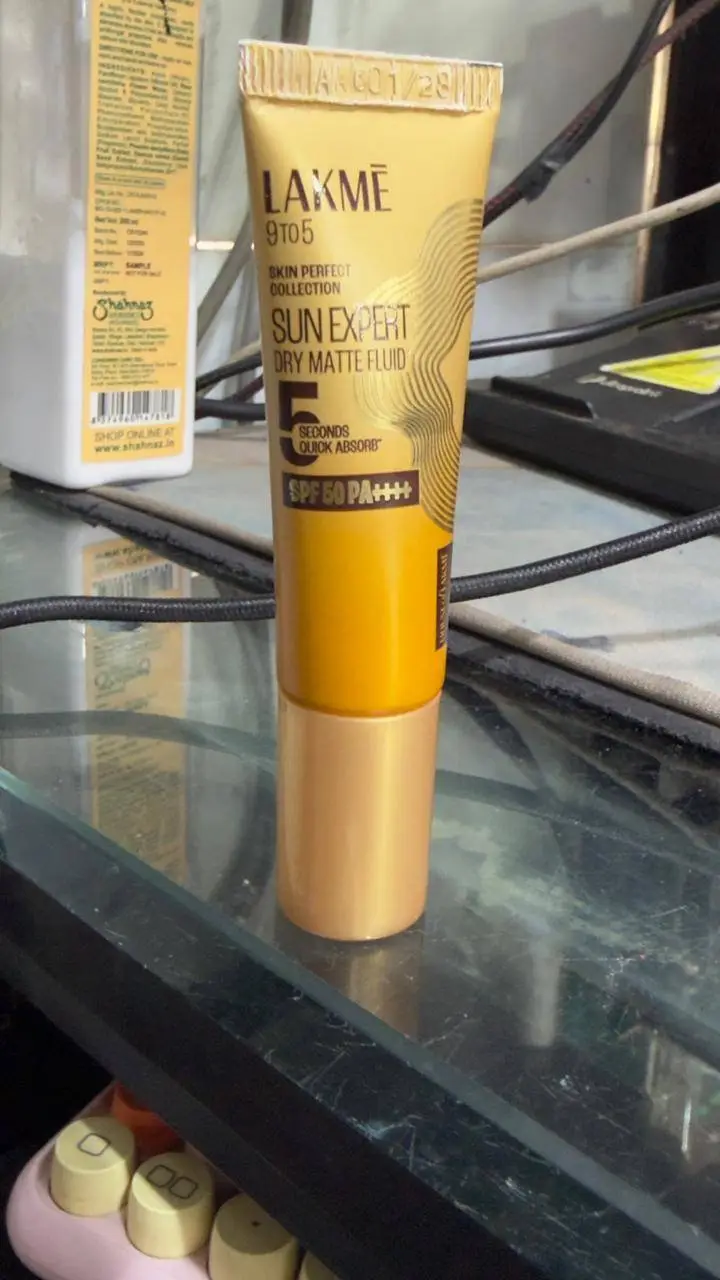 Lakmé 9 To 5 Sun Expert Dry Matte Fluid 10 ML 