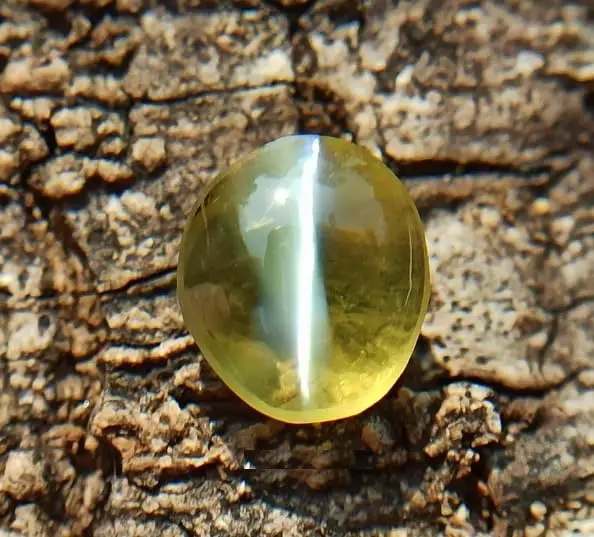 Cats Eye Gemstone "Lahsuniya Stone" view 2