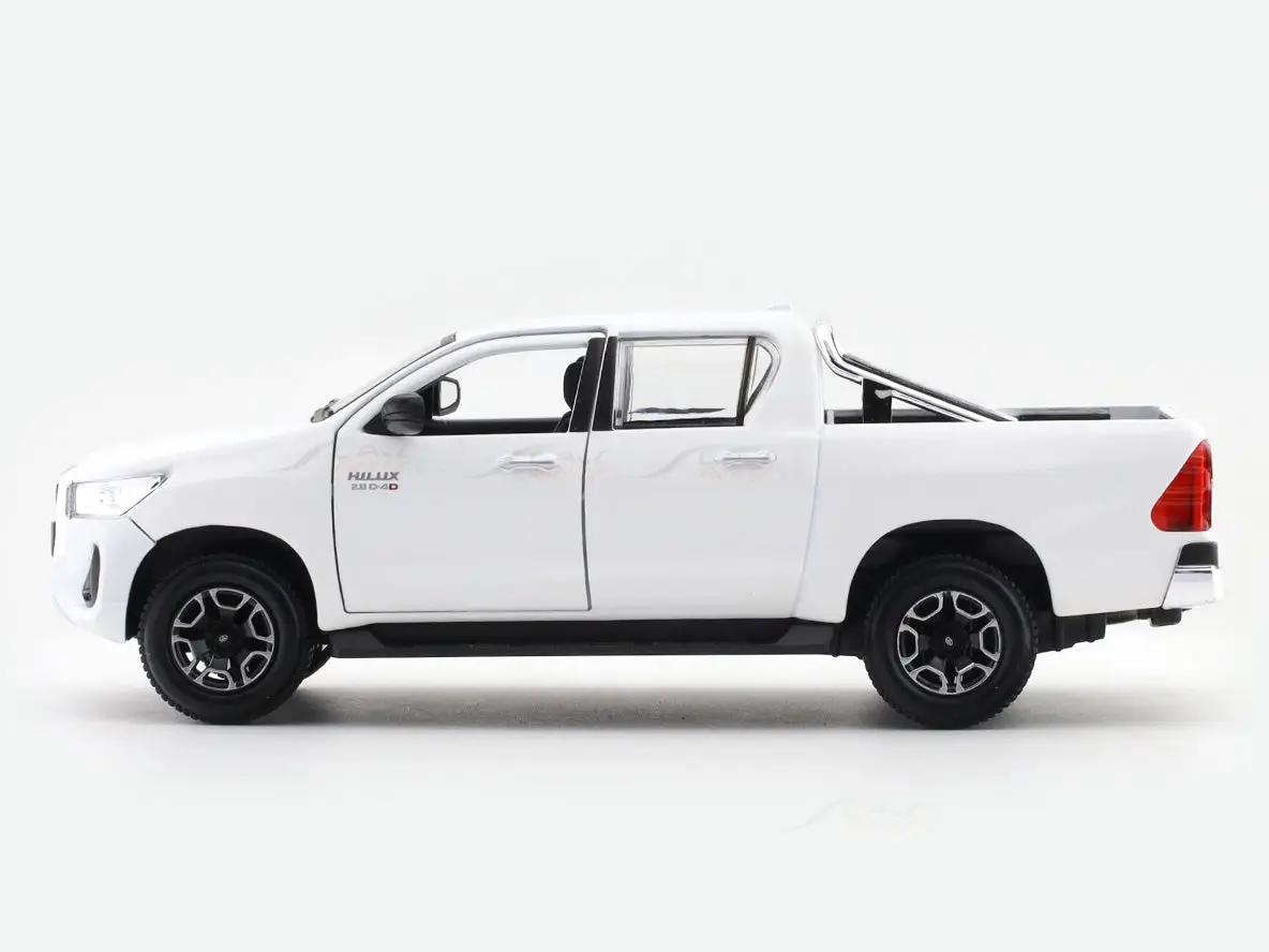 Toyota Hilux White 1:27 Maisto licensed diecast Scale Model car collectible view 3
