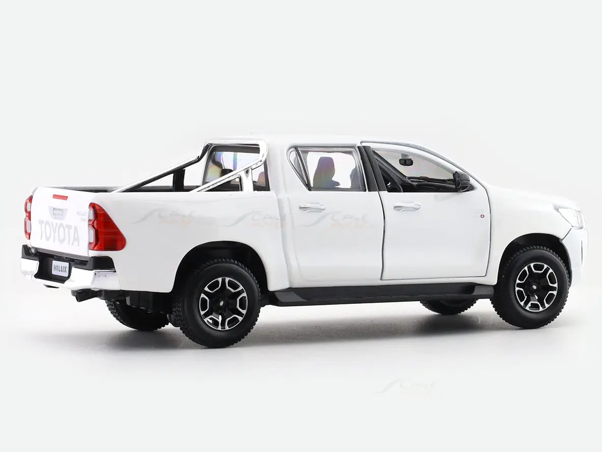 Toyota Hilux White 1:27 Maisto licensed diecast Scale Model car collectible view 5