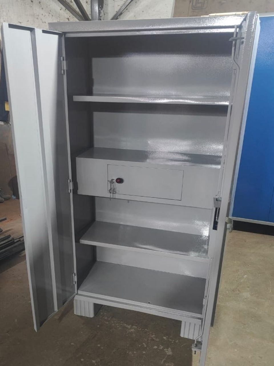 Metal Almira 2.5*5.5 Feet view 3