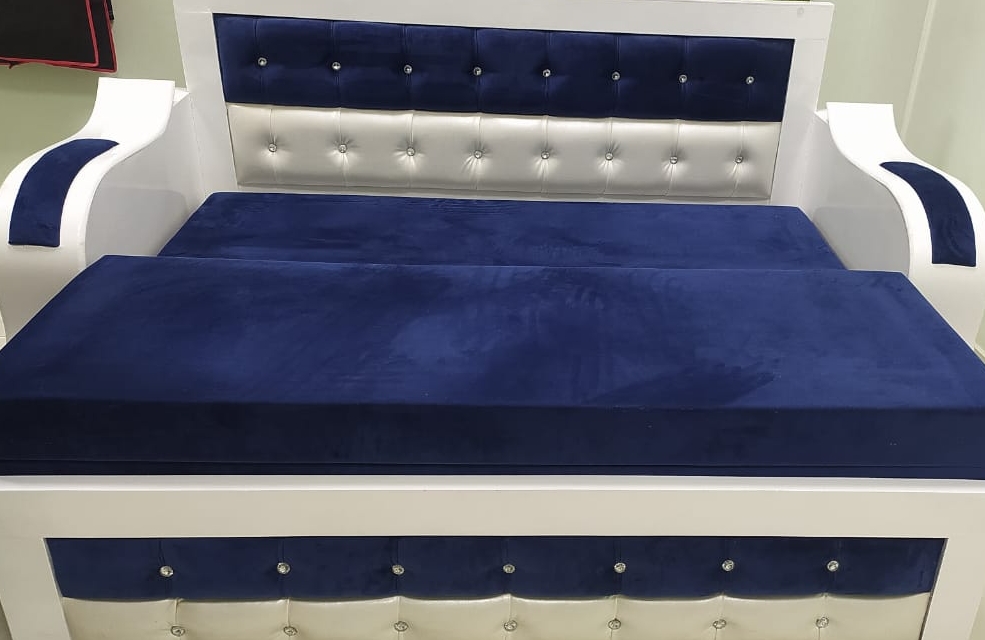 Elegant Blue and White Settee Cumbed view 2