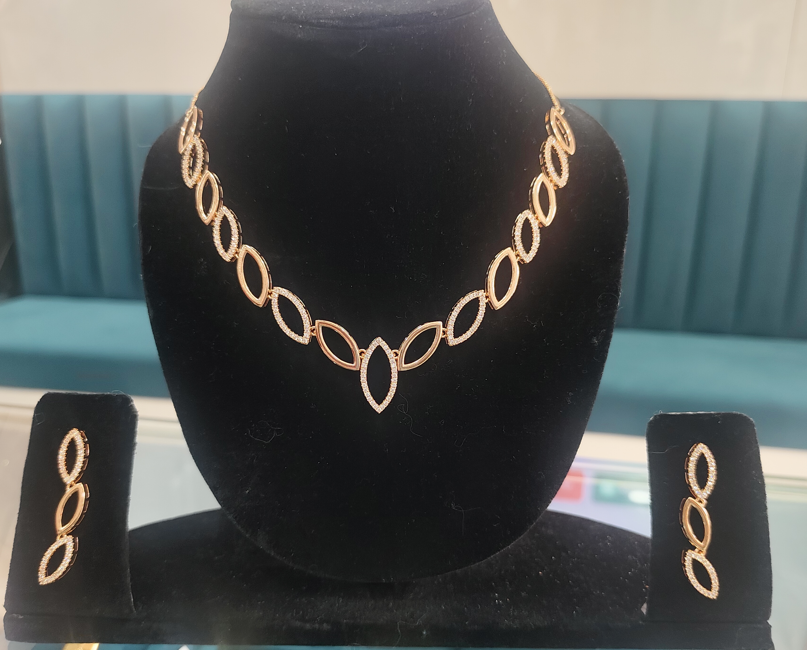 Elegant Gold Necklace Set view 2