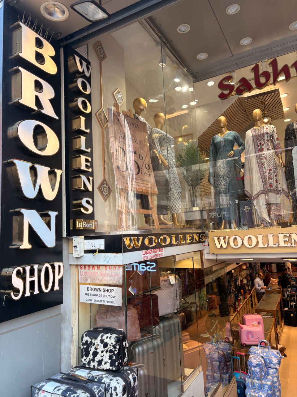 Brown shop : The luggage boutique view 3