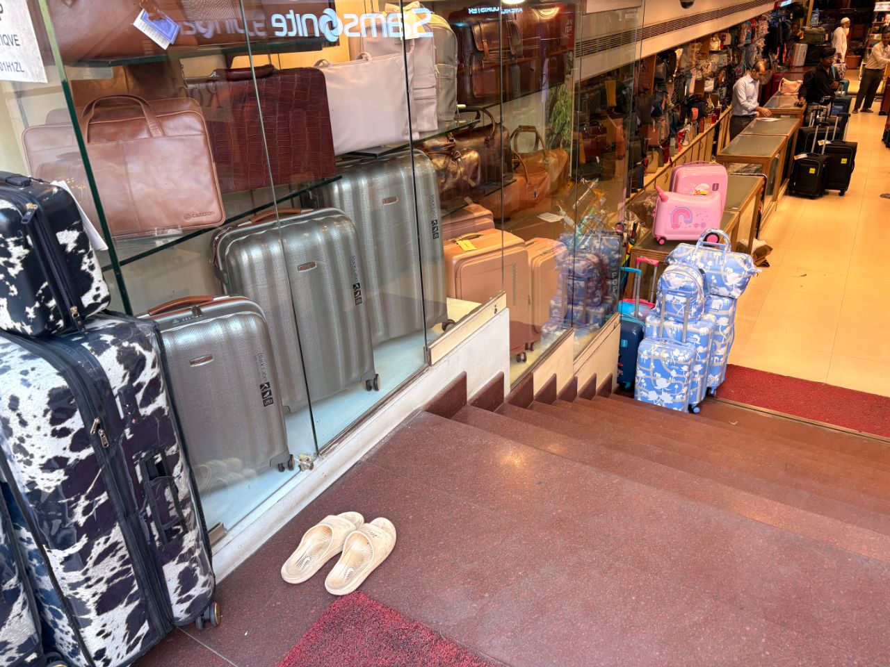 Brown shop : The luggage boutique view 4