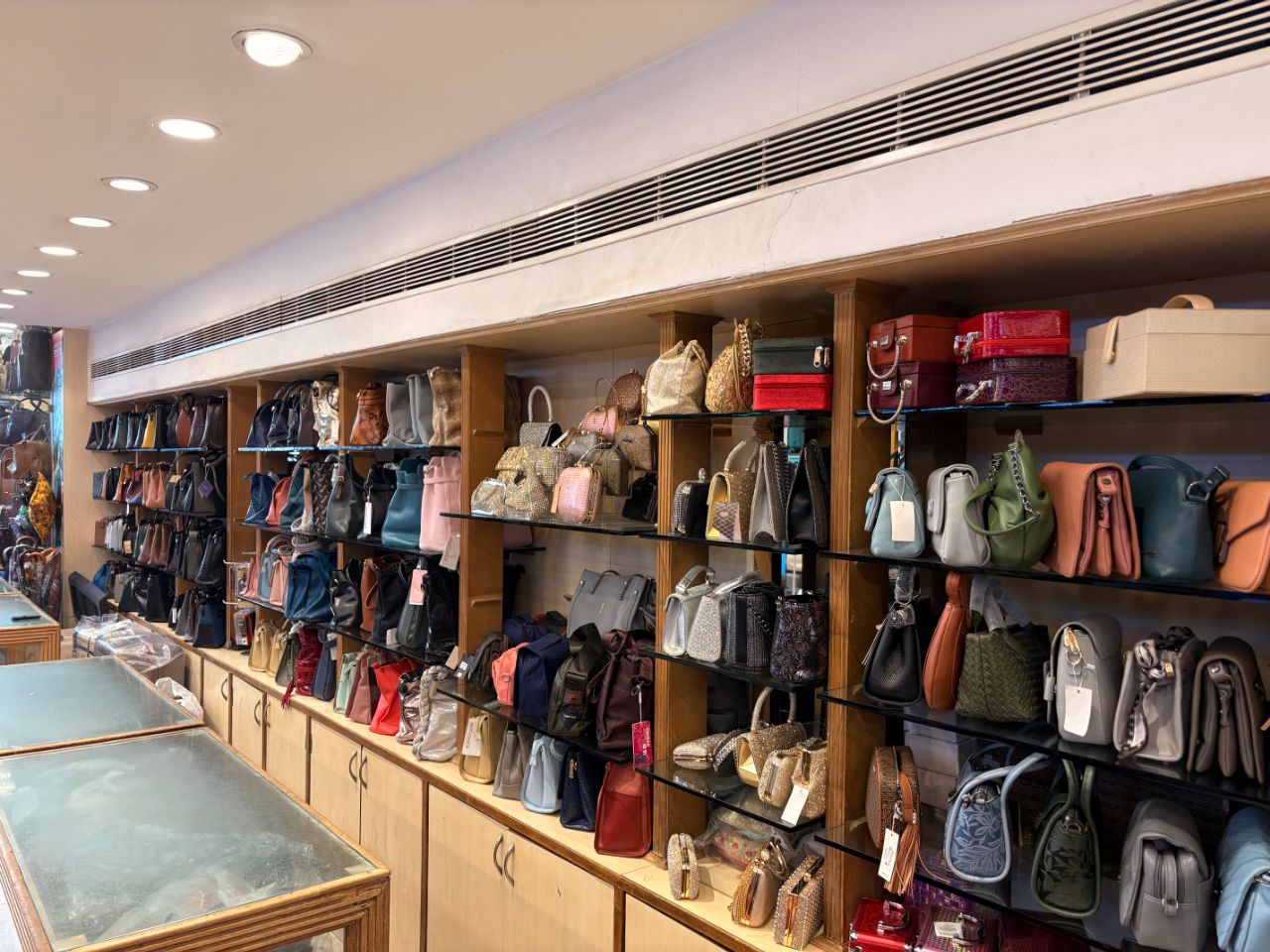 Brown shop : The luggage boutique view 7