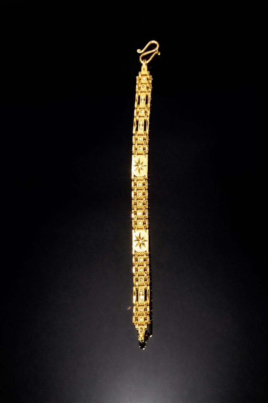 Elegant Gold Bracelet view 3