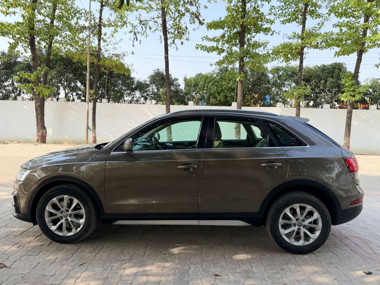 Audi Q3 view 3