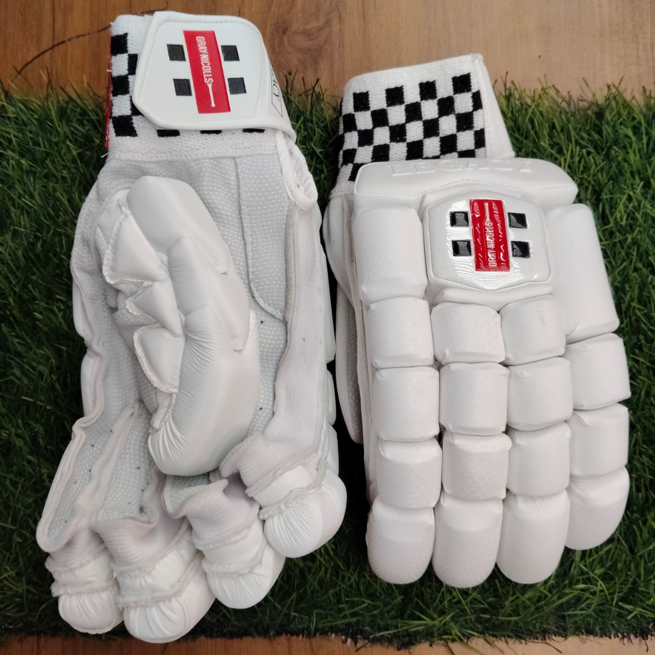 Graphite Sports Wicket Keeping Gloves view 2