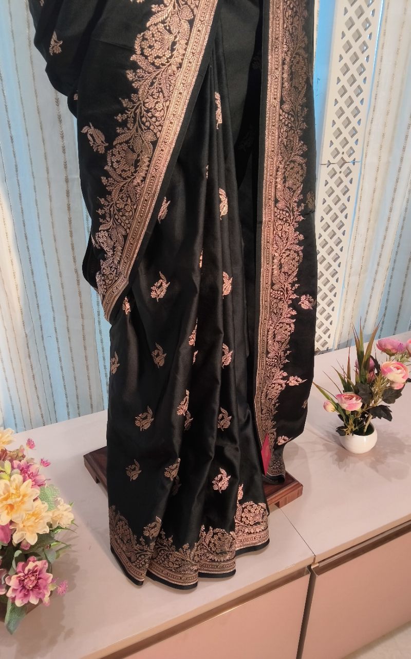 Banarasi silk saree with resham butta and border view 9