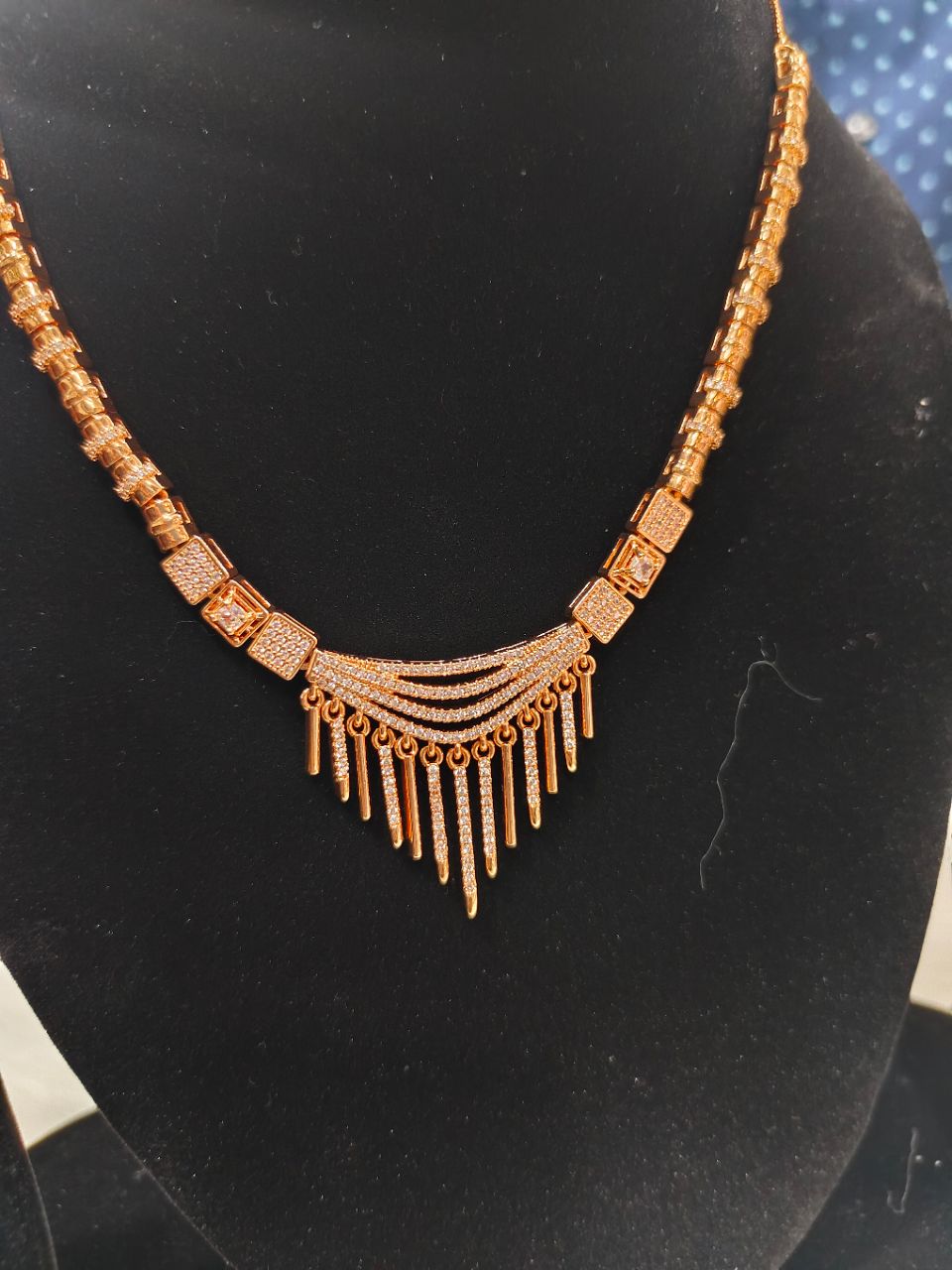 Elegant Gold Necklace Set With Earrings view 2