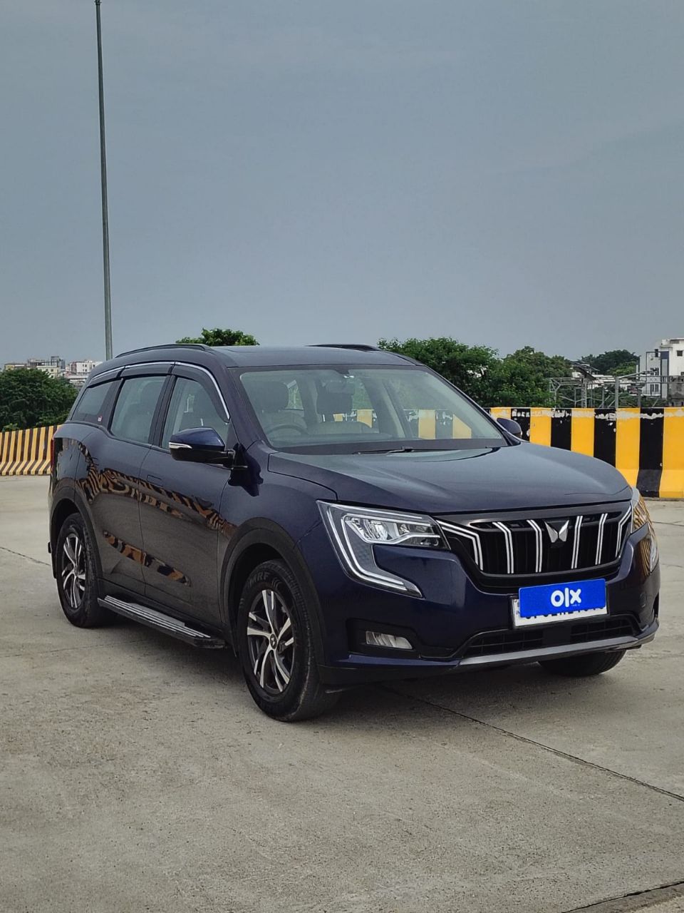 Mahindra XUV700 view 3