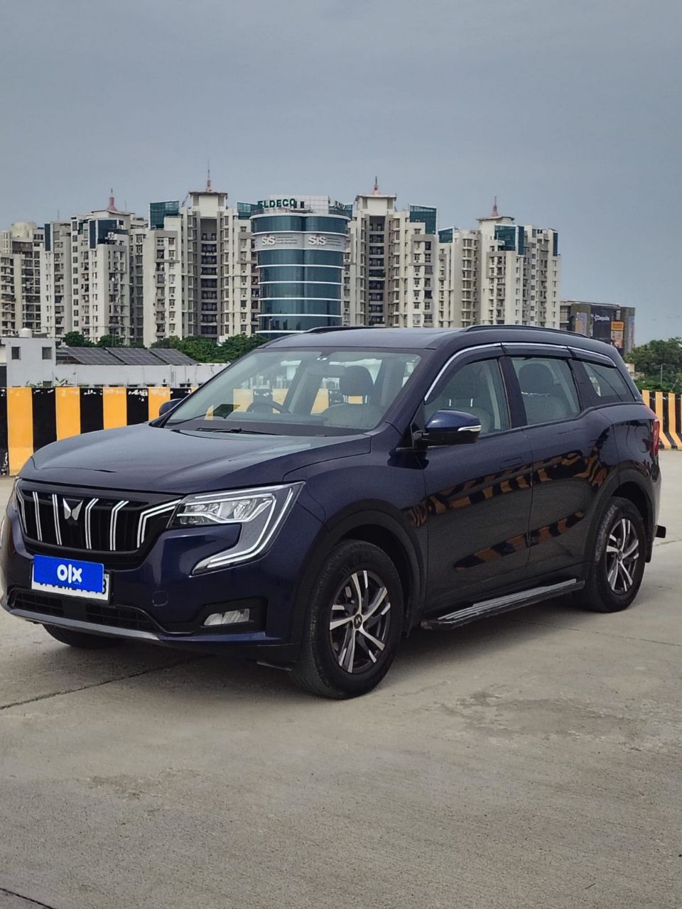 Mahindra XUV700 view 4