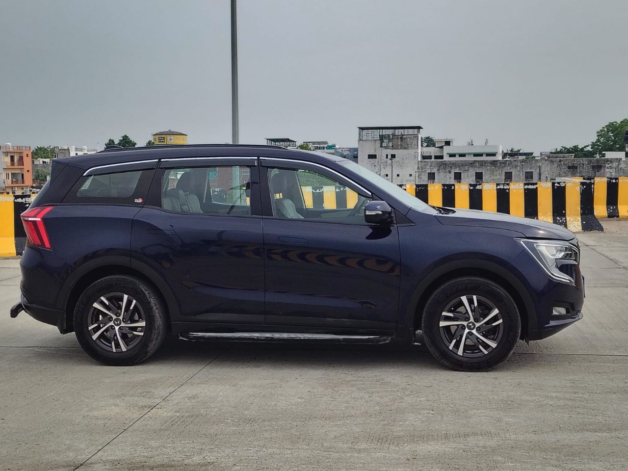 Mahindra XUV700 view 5
