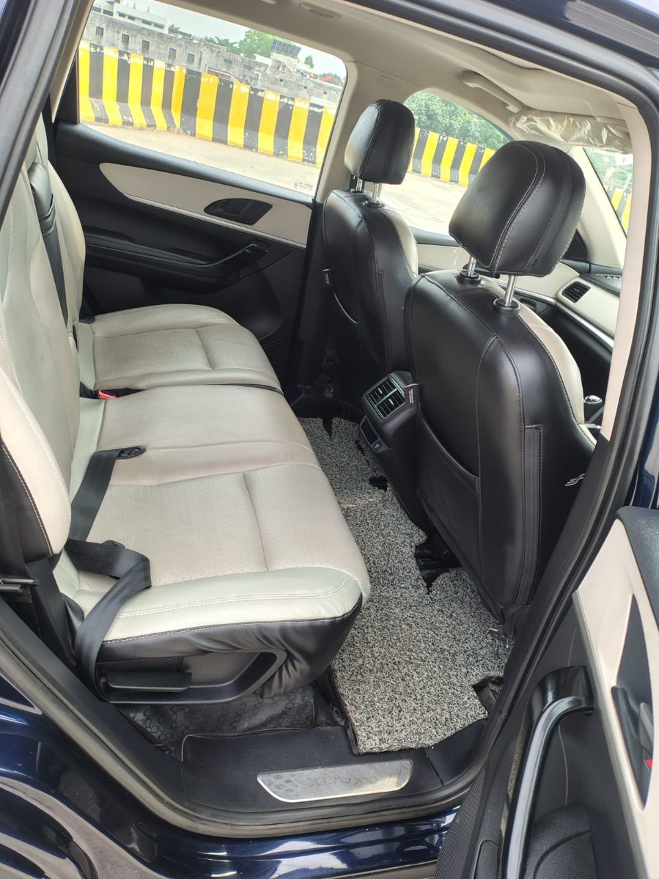 Mahindra XUV700 view 7