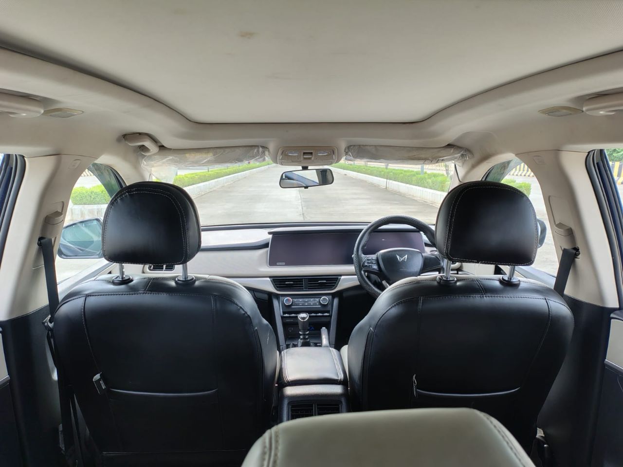 Mahindra XUV700 view 8
