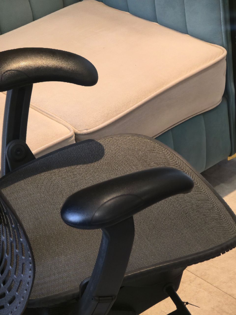 Herman Miller Mirra (Slate Black) view 6