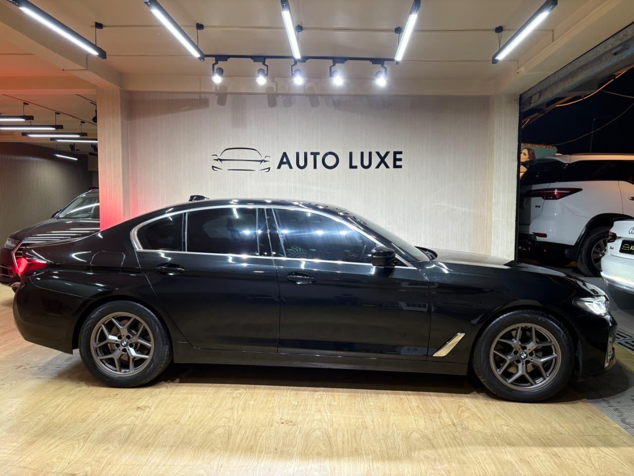 BMW 5 Series view 4
