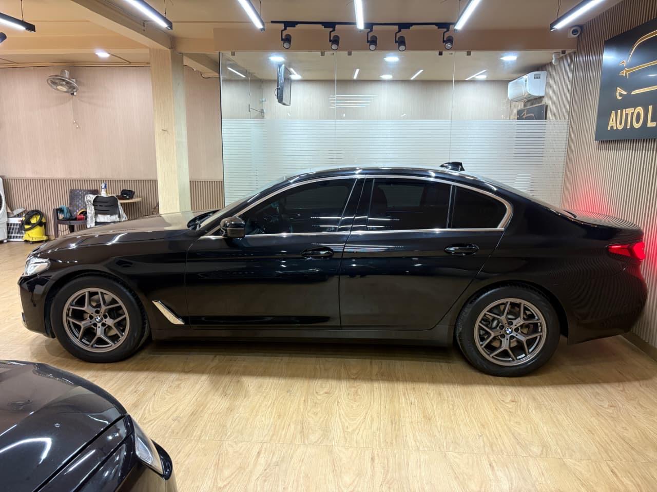 BMW 5 Series view 3