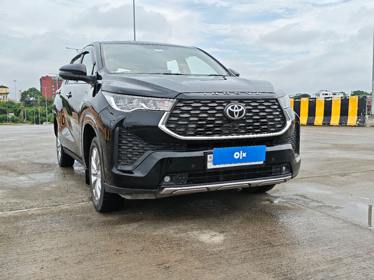 Toyota Innova Hycross Hybrid VX 2025 view 3