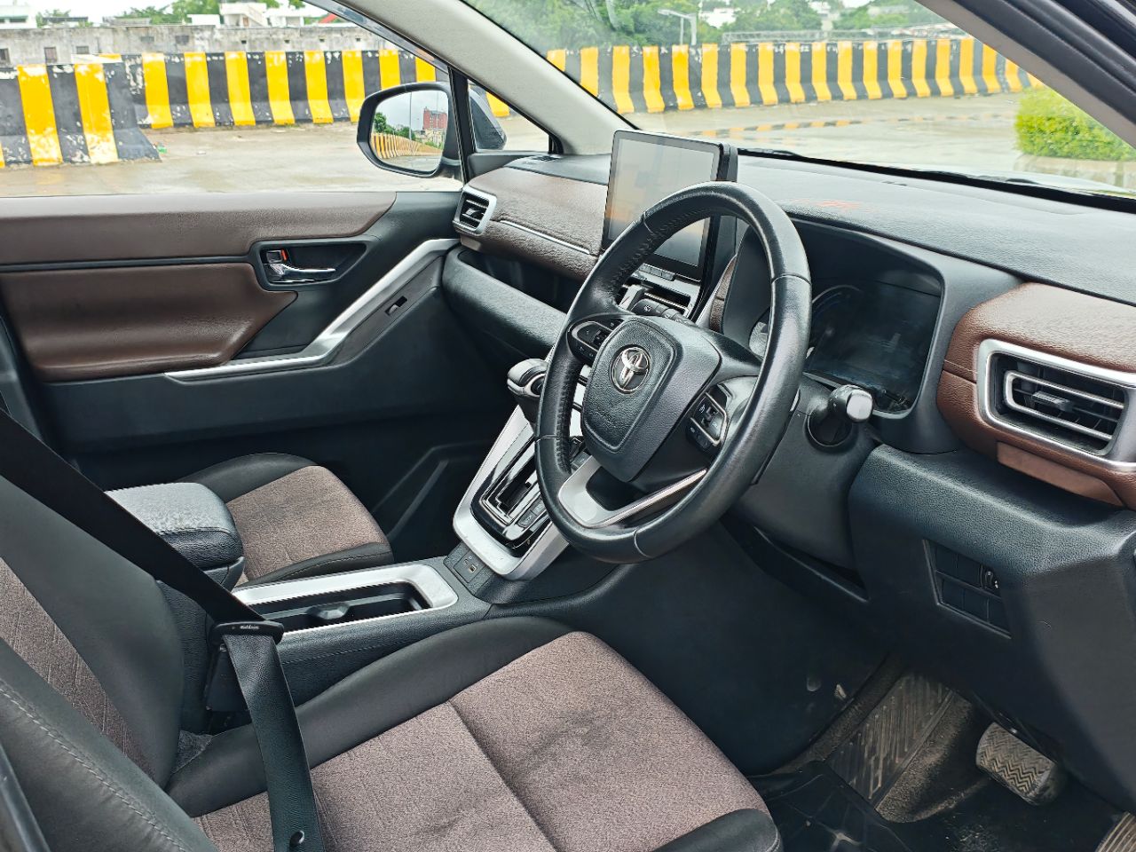 Toyota Innova Hycross Hybrid VX 2025 view 6