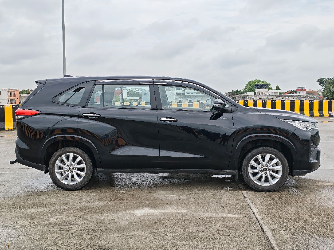 Toyota Innova Hycross Hybrid VX 2025 view 4
