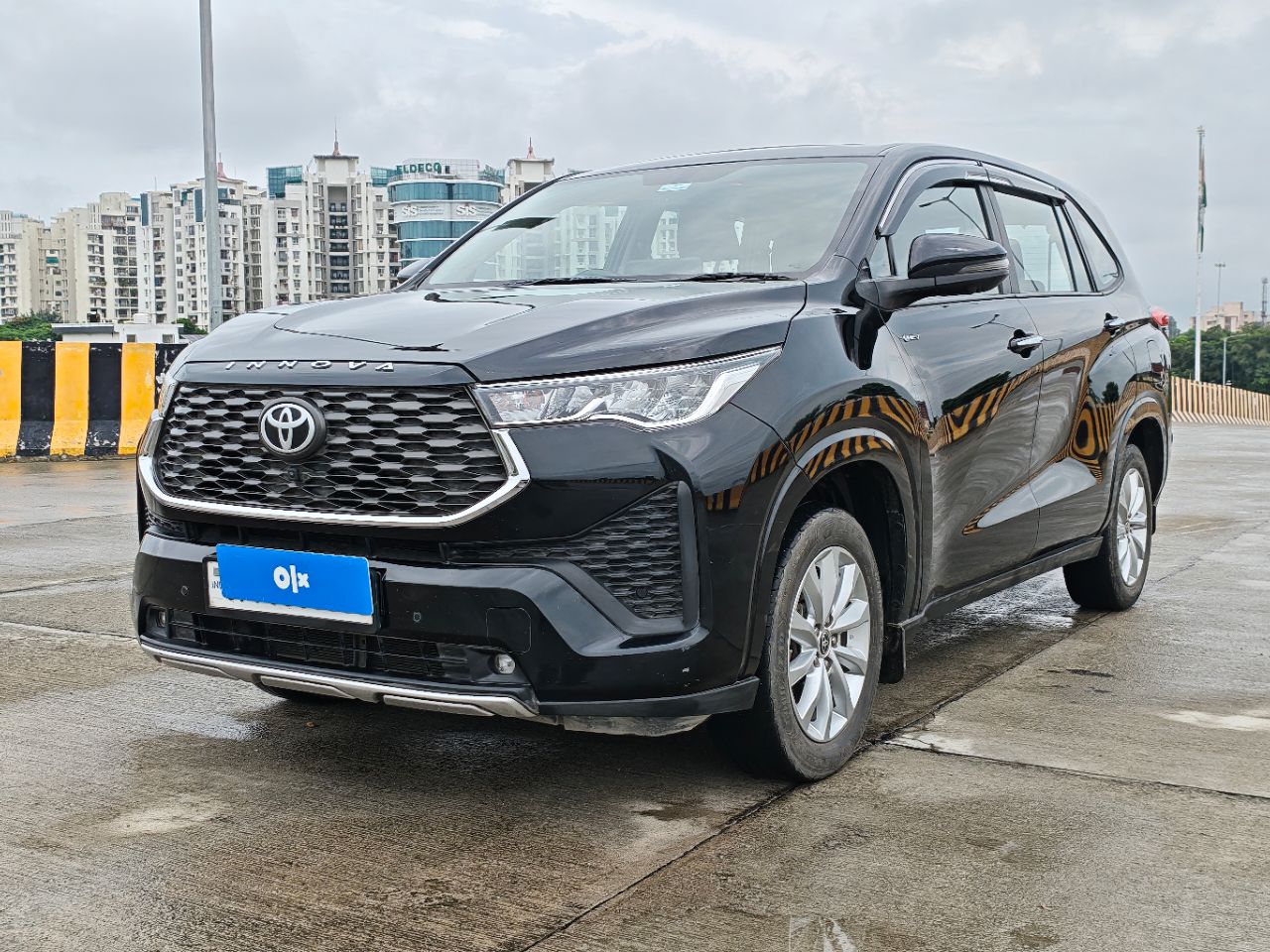 Toyota Innova Hycross Hybrid VX 2025 view 2