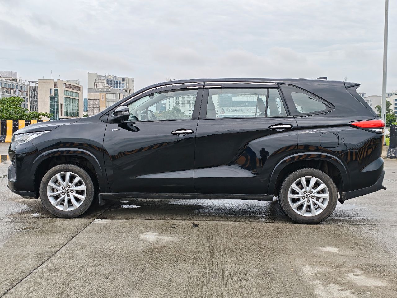 Toyota Innova Hycross Hybrid VX 2025 view 5