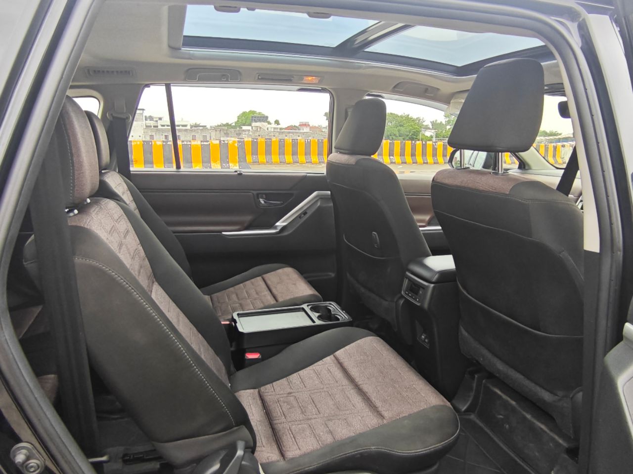 Toyota Innova Hycross Hybrid VX 2025 view 7