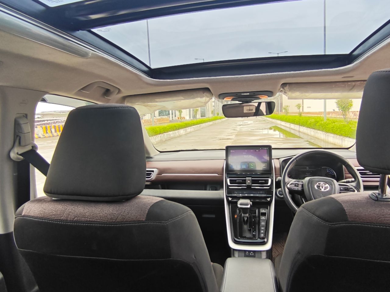 Toyota Innova Hycross Hybrid VX 2025 view 9