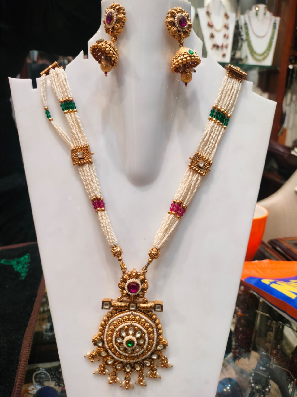 Gold Pearl Necklace Set view 3