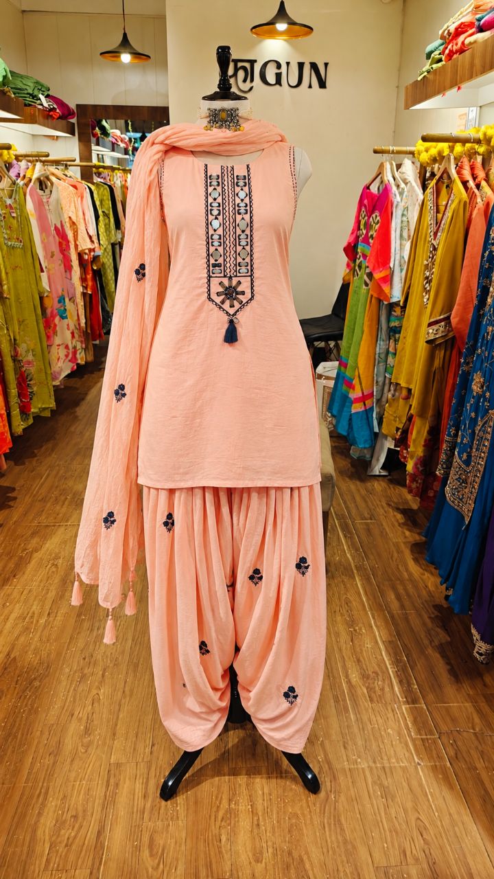 L Subtle Pink Mul Mul Muslin kurta set with york highlight with lace and embroidery view 4