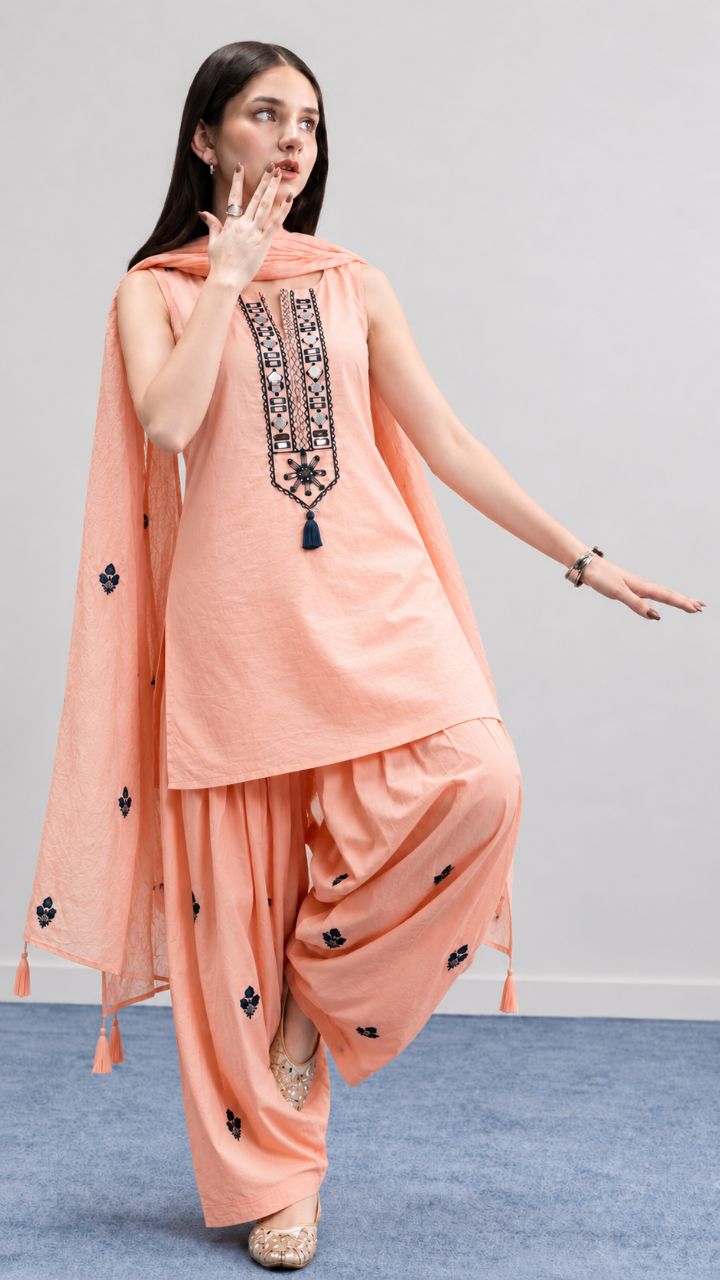 L Subtle Pink Mul Mul Muslin kurta set with york highlight with lace and embroidery