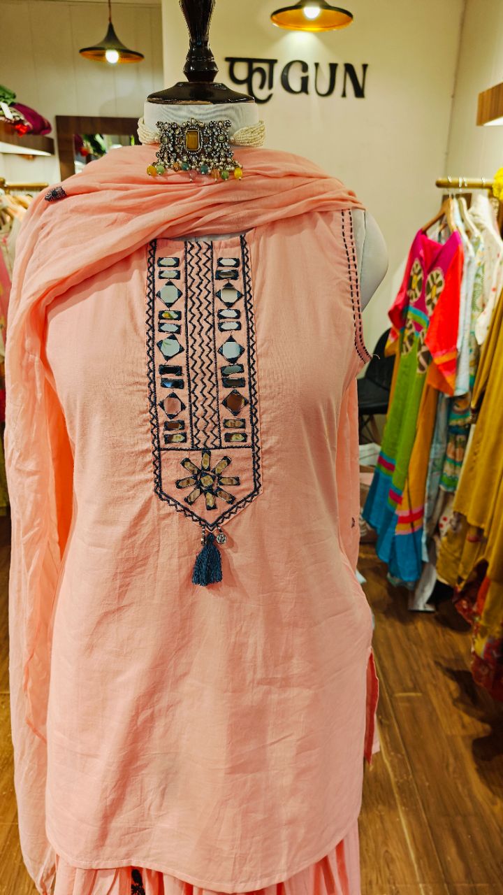 XL Subtle Pink Mul Mul Muslin kurta set with york highlight with lace and embroidery view 5