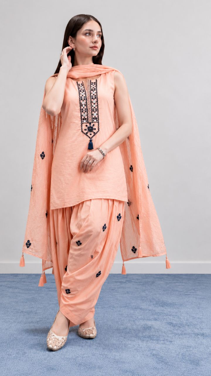 XL Subtle Pink Mul Mul Muslin kurta set with york highlight with lace and embroidery view 2