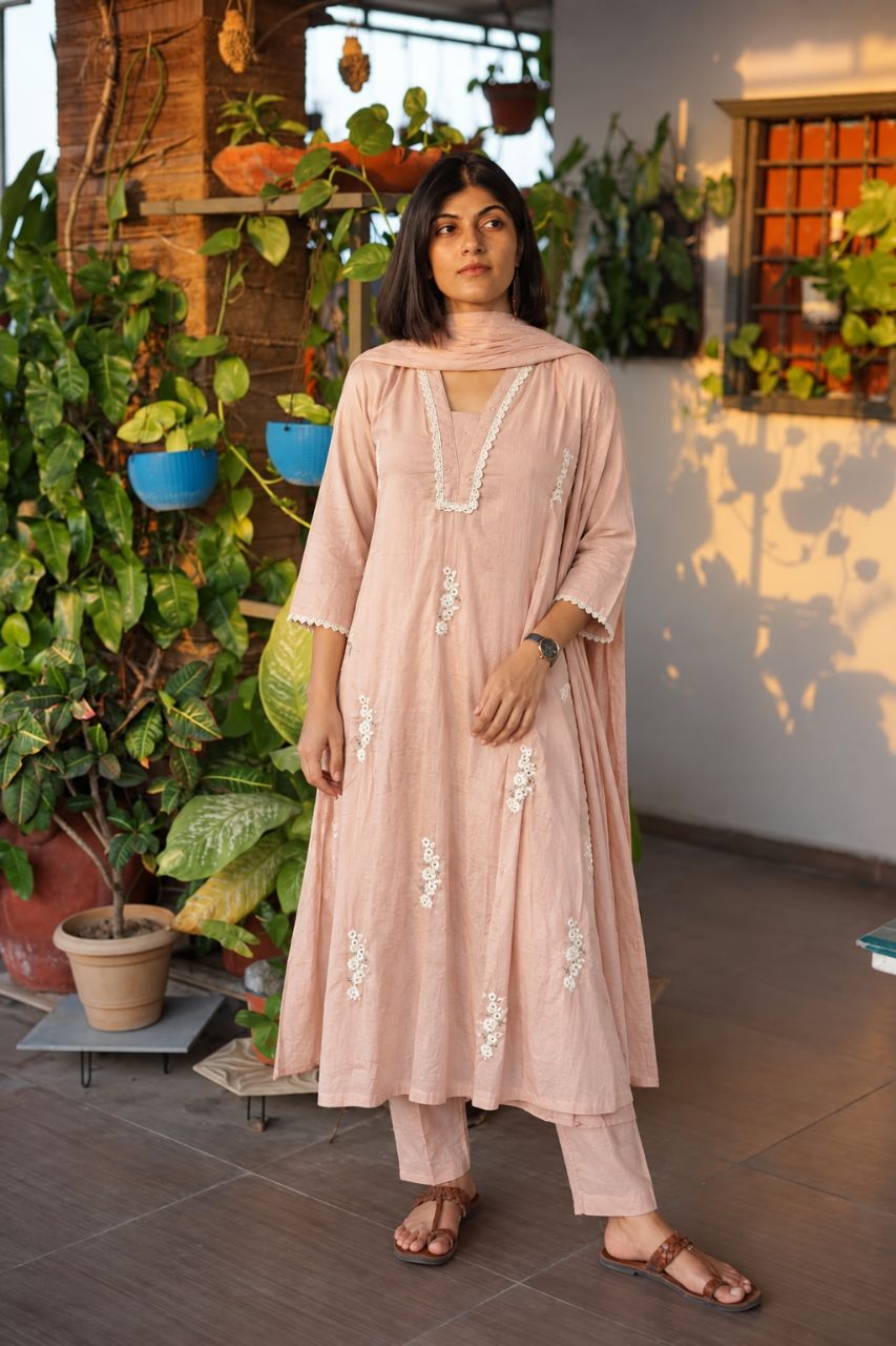 L Peach pink mul cotton kurta with floral embroidery