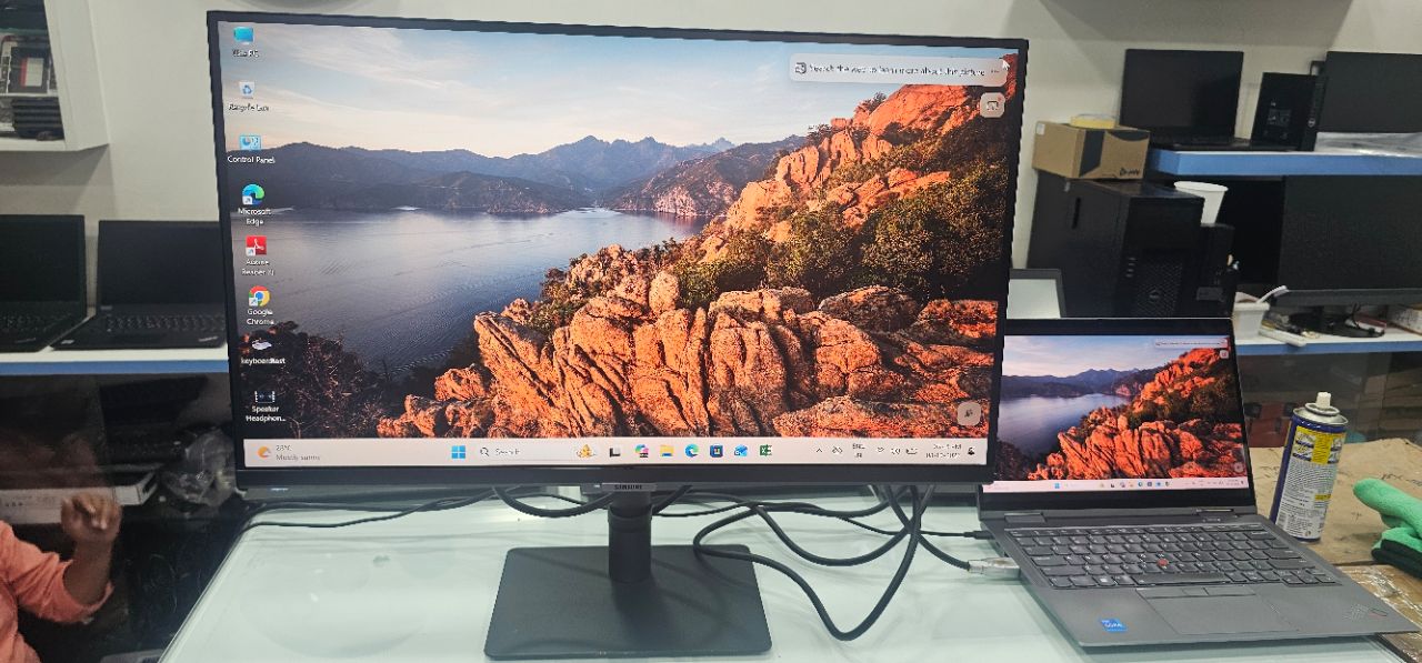 Samsung Monitor 27inch Quad HD LED IPS Pennal view 2