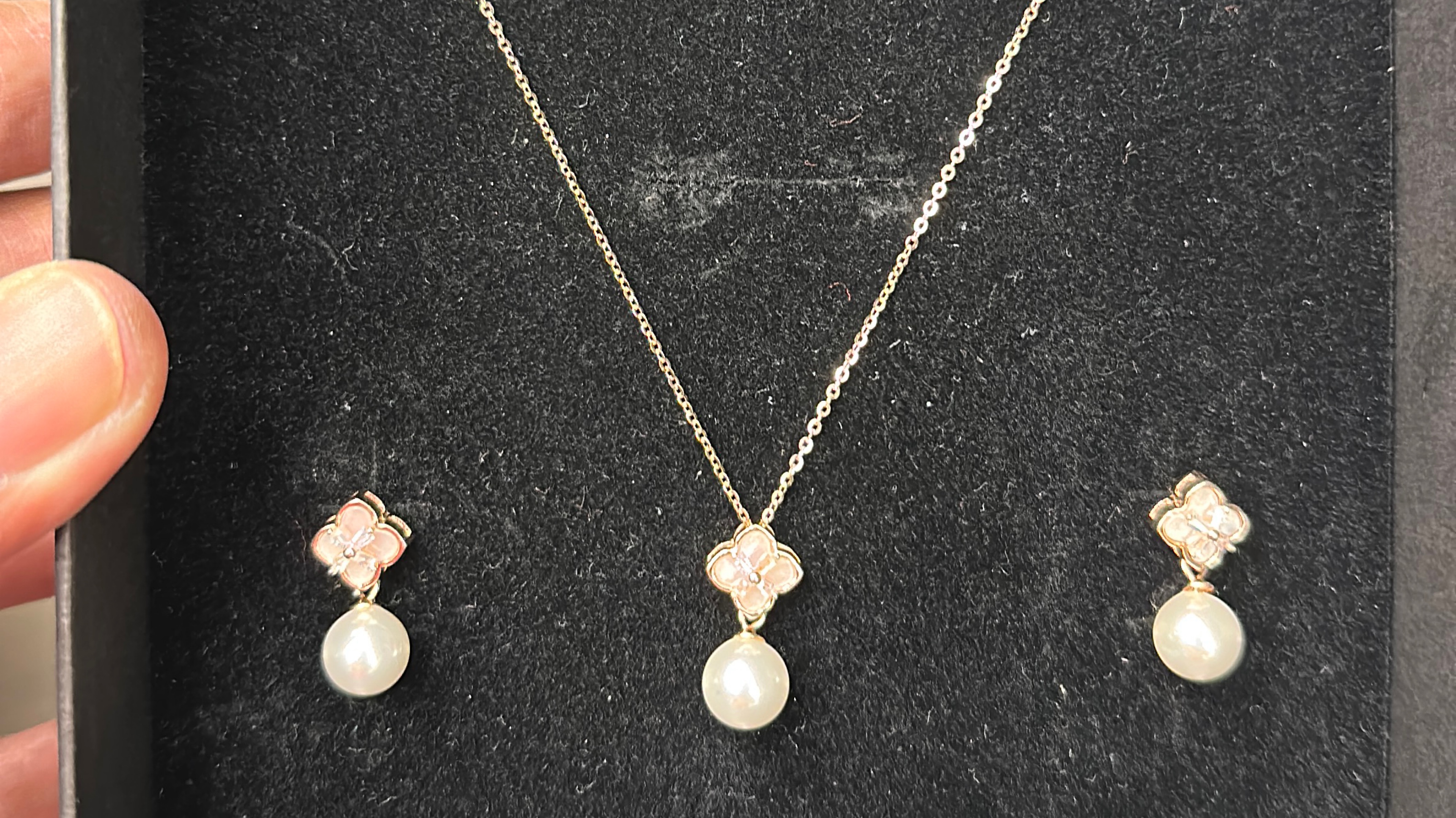 Elegant Pearl Necklace Set view 2
